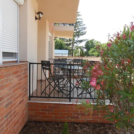 Imola Es Andrea Apartmanhaz 2 ハイデゥソボスロー エクステリア 写真