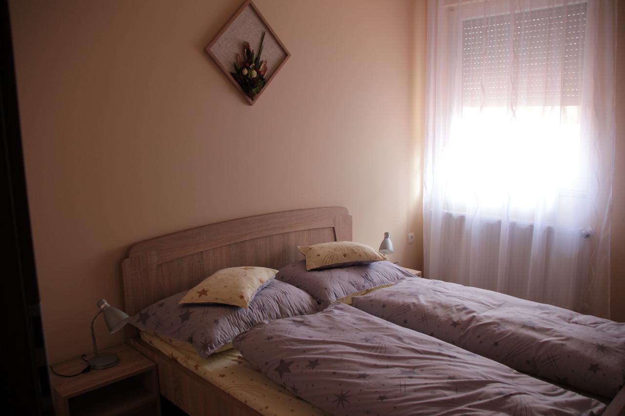 Imola Es Andrea Apartmanhaz 2 ハイデゥソボスロー エクステリア 写真
