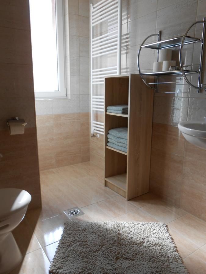 Imola Es Andrea Apartmanhaz 2 ハイデゥソボスロー エクステリア 写真