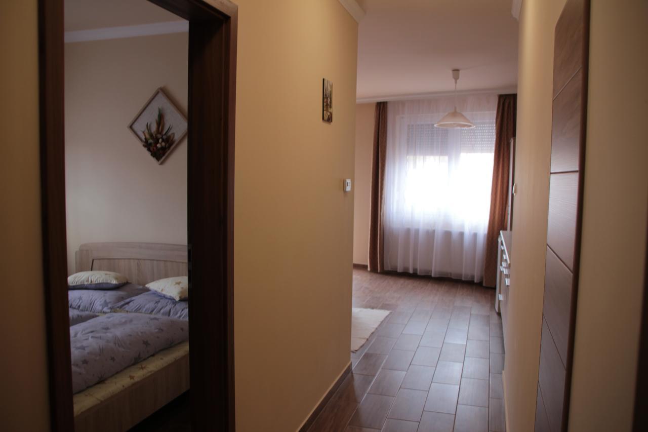 Imola Es Andrea Apartmanhaz 2 ハイデゥソボスロー エクステリア 写真