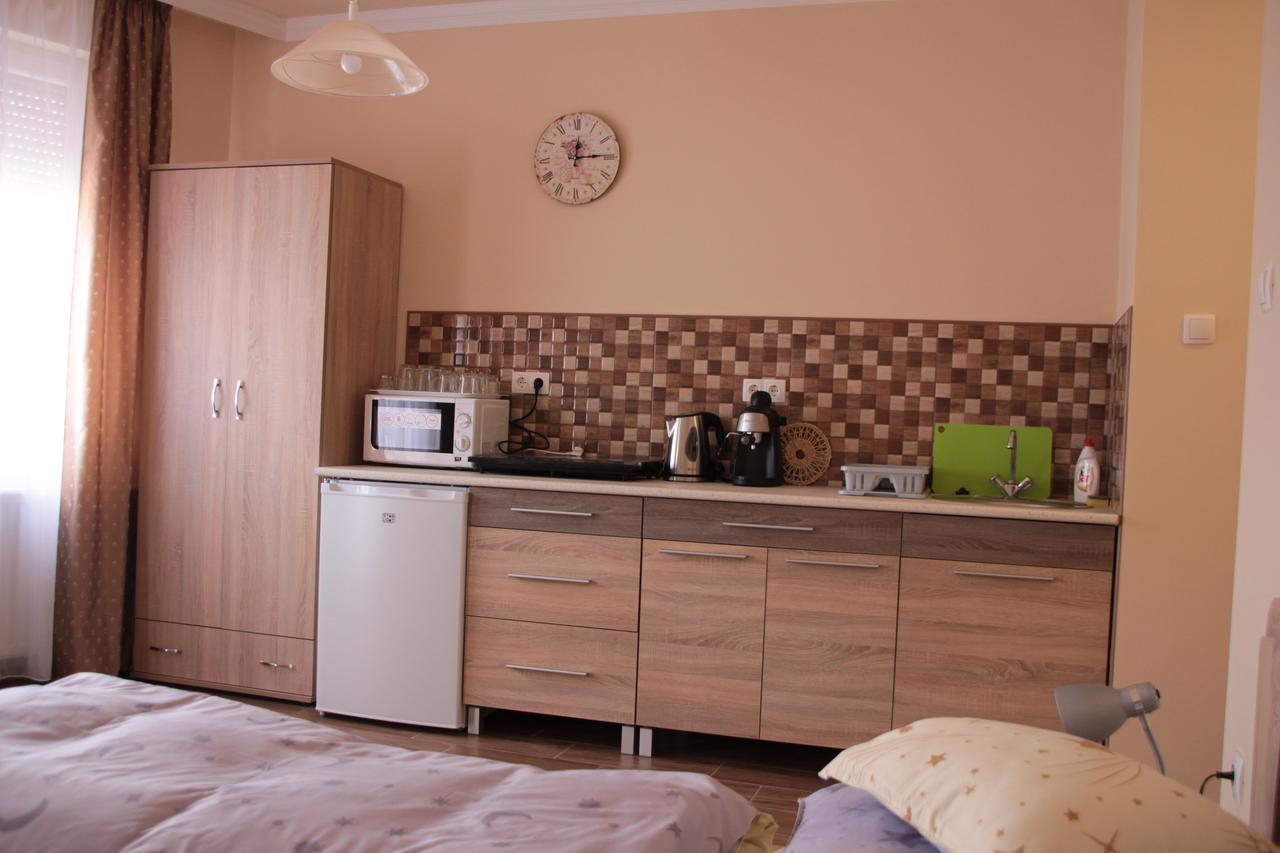 Imola Es Andrea Apartmanhaz 2 ハイデゥソボスロー エクステリア 写真