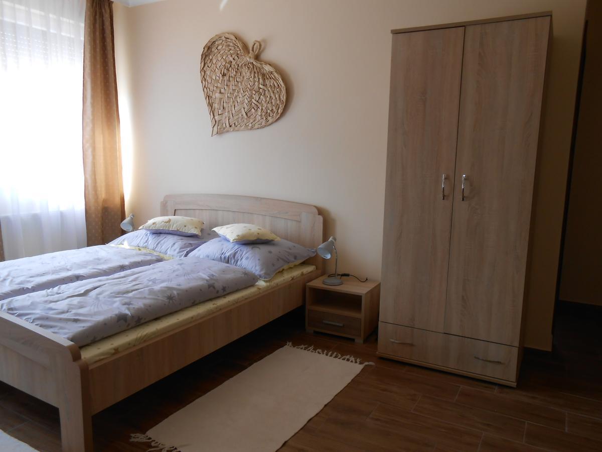 Imola Es Andrea Apartmanhaz 2 ハイデゥソボスロー エクステリア 写真