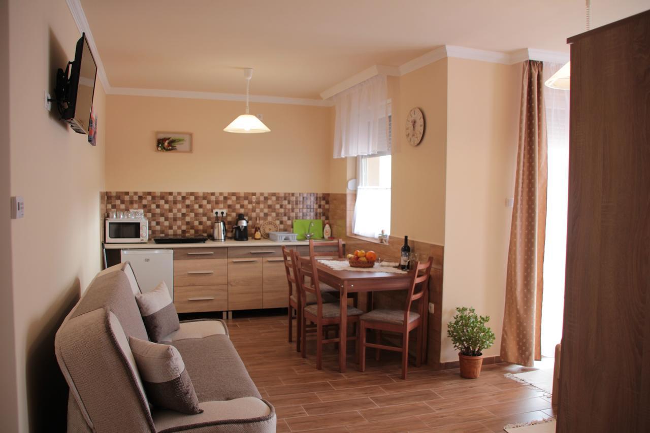 Imola Es Andrea Apartmanhaz 2 ハイデゥソボスロー エクステリア 写真
