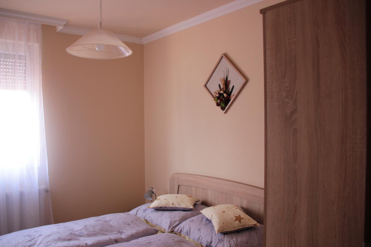 Imola Es Andrea Apartmanhaz 2 ハイデゥソボスロー エクステリア 写真