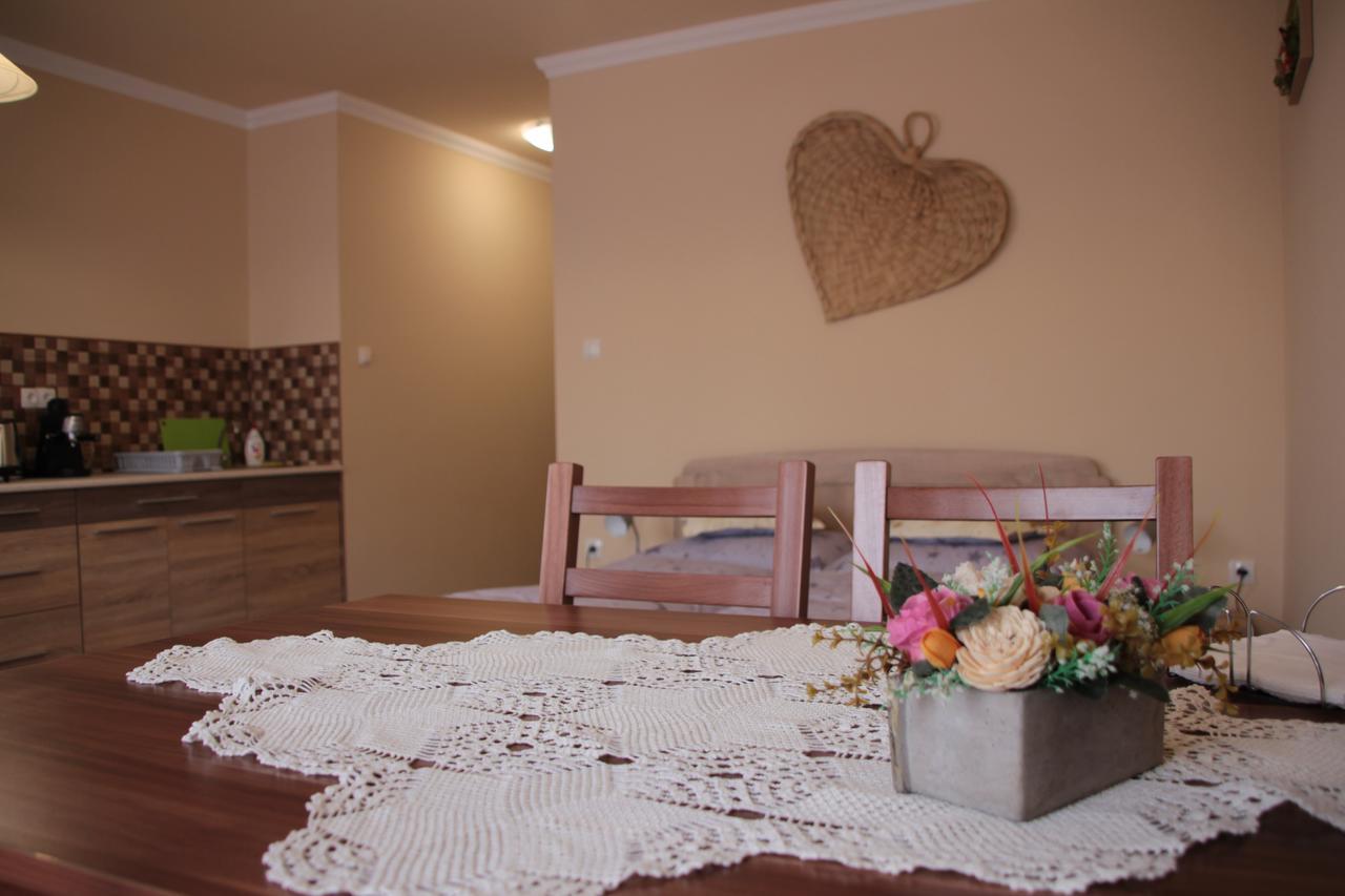 Imola Es Andrea Apartmanhaz 2 ハイデゥソボスロー エクステリア 写真