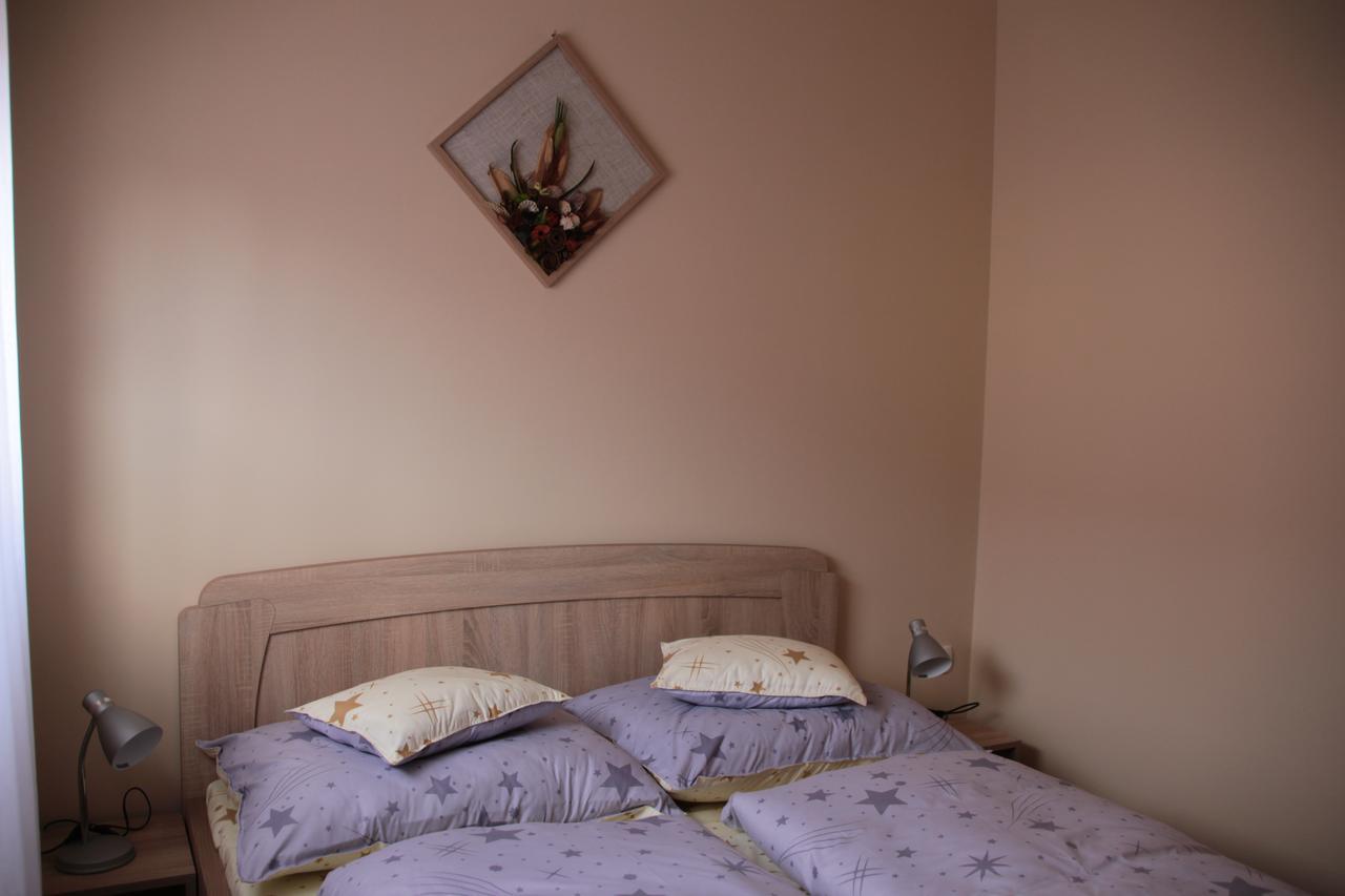 Imola Es Andrea Apartmanhaz 2 ハイデゥソボスロー エクステリア 写真
