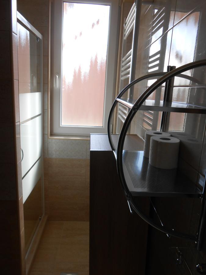 Imola Es Andrea Apartmanhaz 2 ハイデゥソボスロー エクステリア 写真