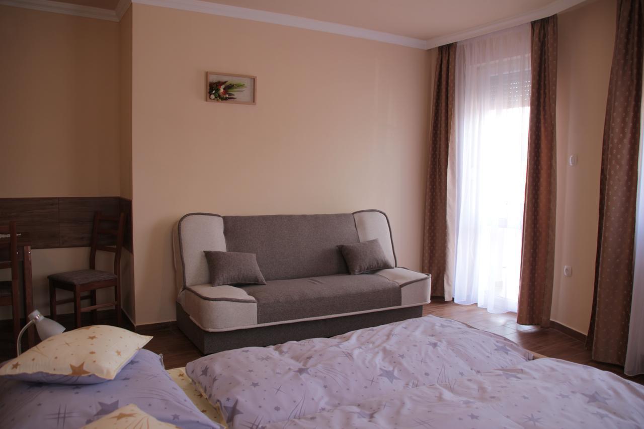 Imola Es Andrea Apartmanhaz 2 ハイデゥソボスロー エクステリア 写真