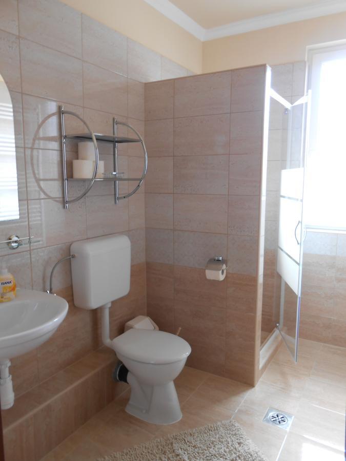Imola Es Andrea Apartmanhaz 2 ハイデゥソボスロー エクステリア 写真