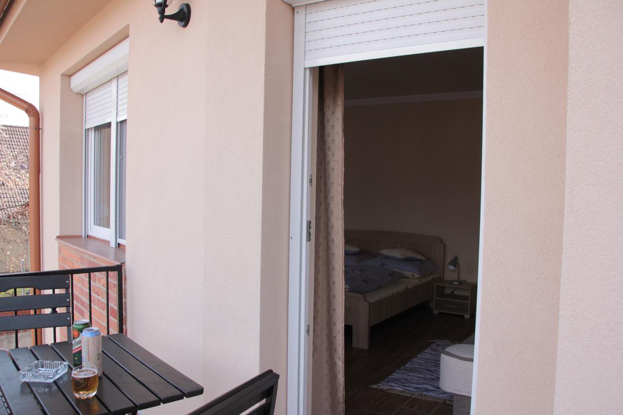 Imola Es Andrea Apartmanhaz 2 ハイデゥソボスロー エクステリア 写真