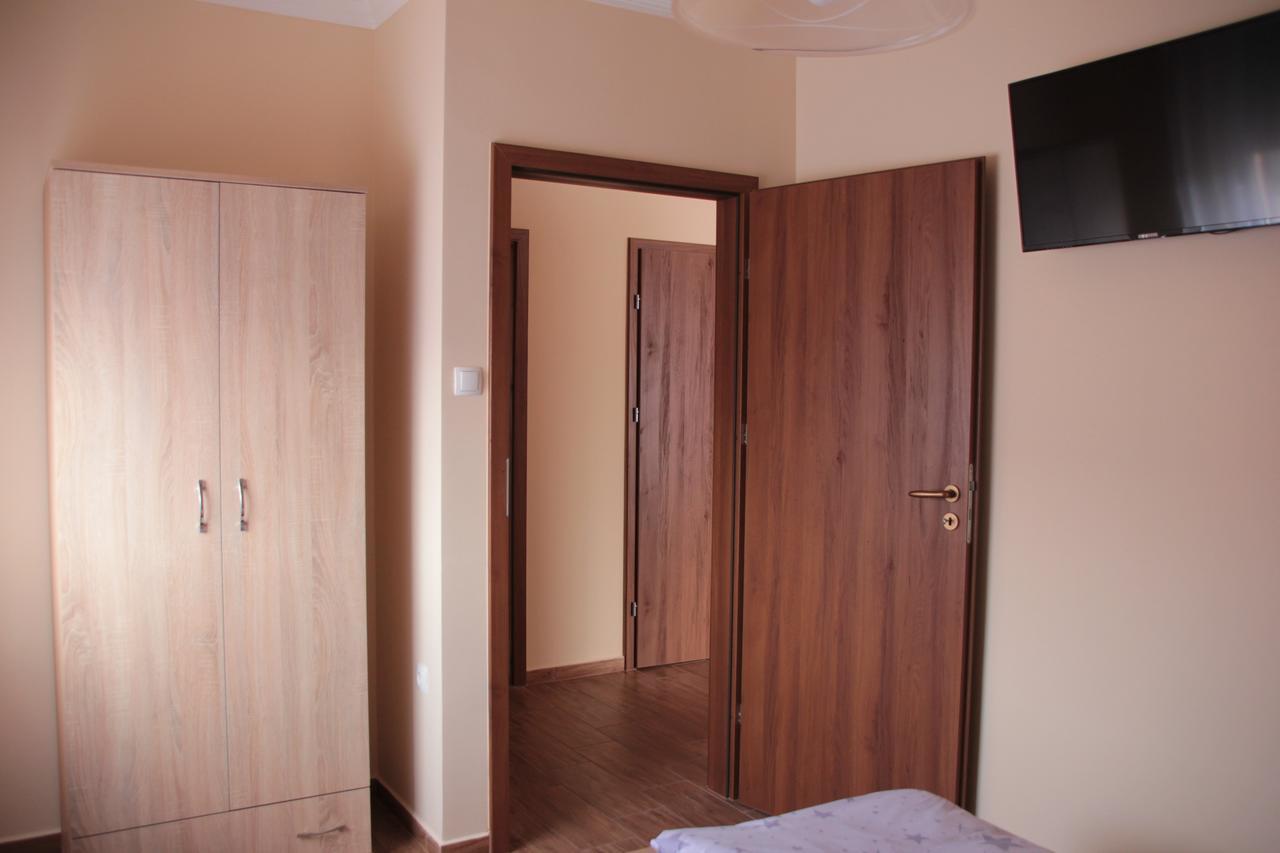 Imola Es Andrea Apartmanhaz 2 ハイデゥソボスロー エクステリア 写真