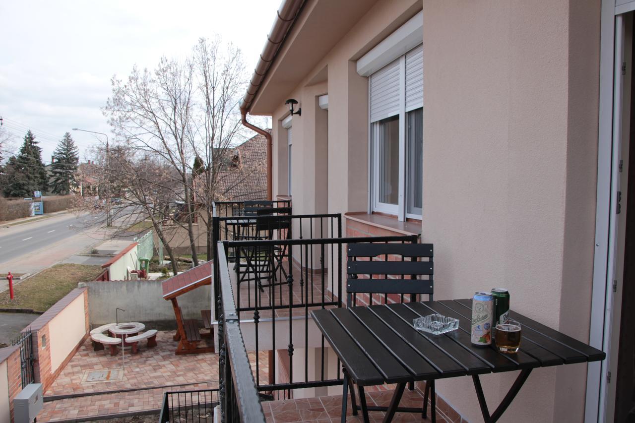 Imola Es Andrea Apartmanhaz 2 ハイデゥソボスロー エクステリア 写真