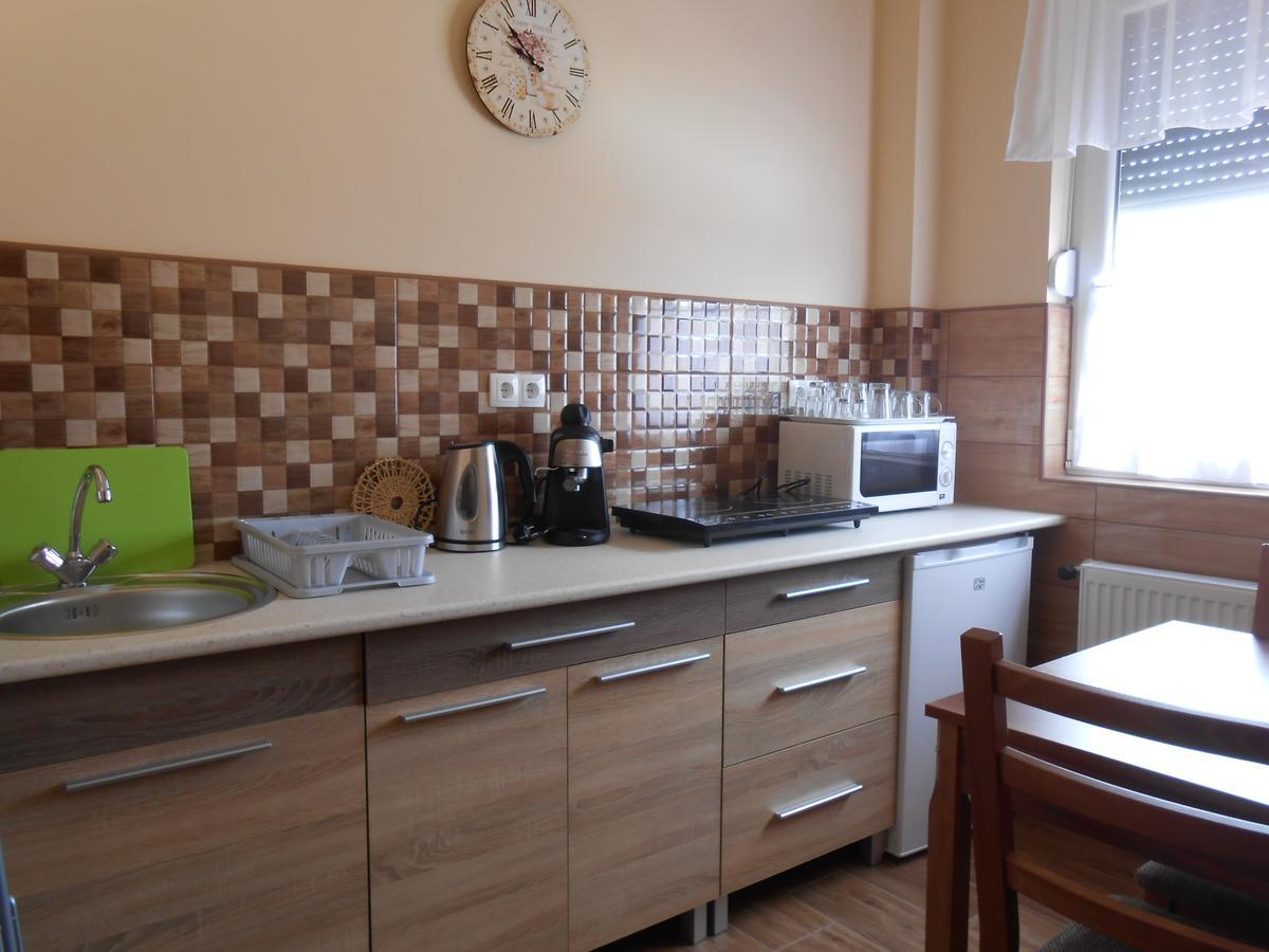 Imola Es Andrea Apartmanhaz 2 ハイデゥソボスロー エクステリア 写真