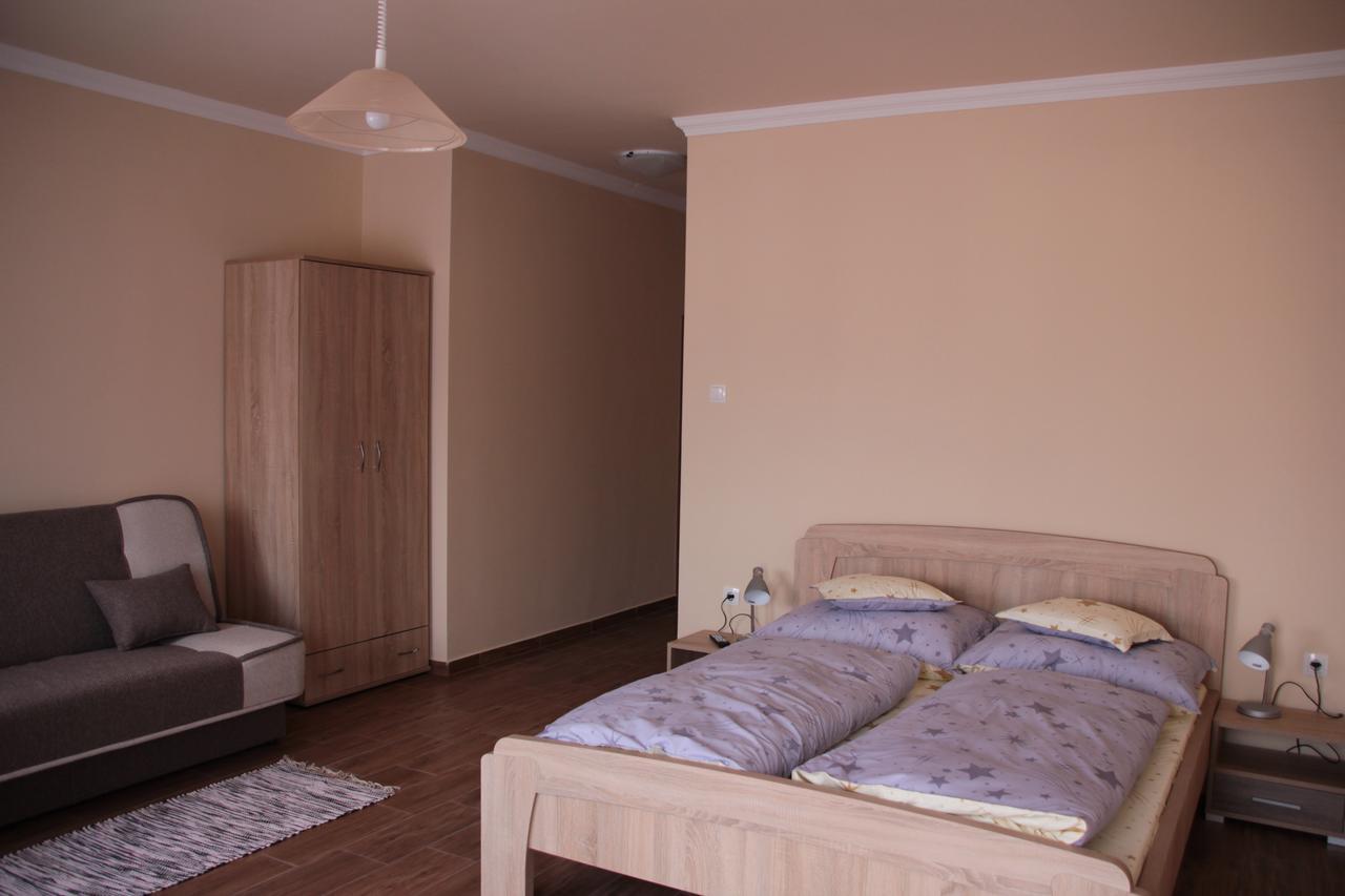 Imola Es Andrea Apartmanhaz 2 ハイデゥソボスロー エクステリア 写真