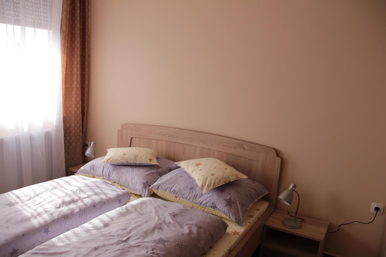 Imola Es Andrea Apartmanhaz 2 ハイデゥソボスロー エクステリア 写真
