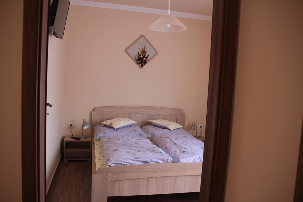 Imola Es Andrea Apartmanhaz 2 ハイデゥソボスロー エクステリア 写真