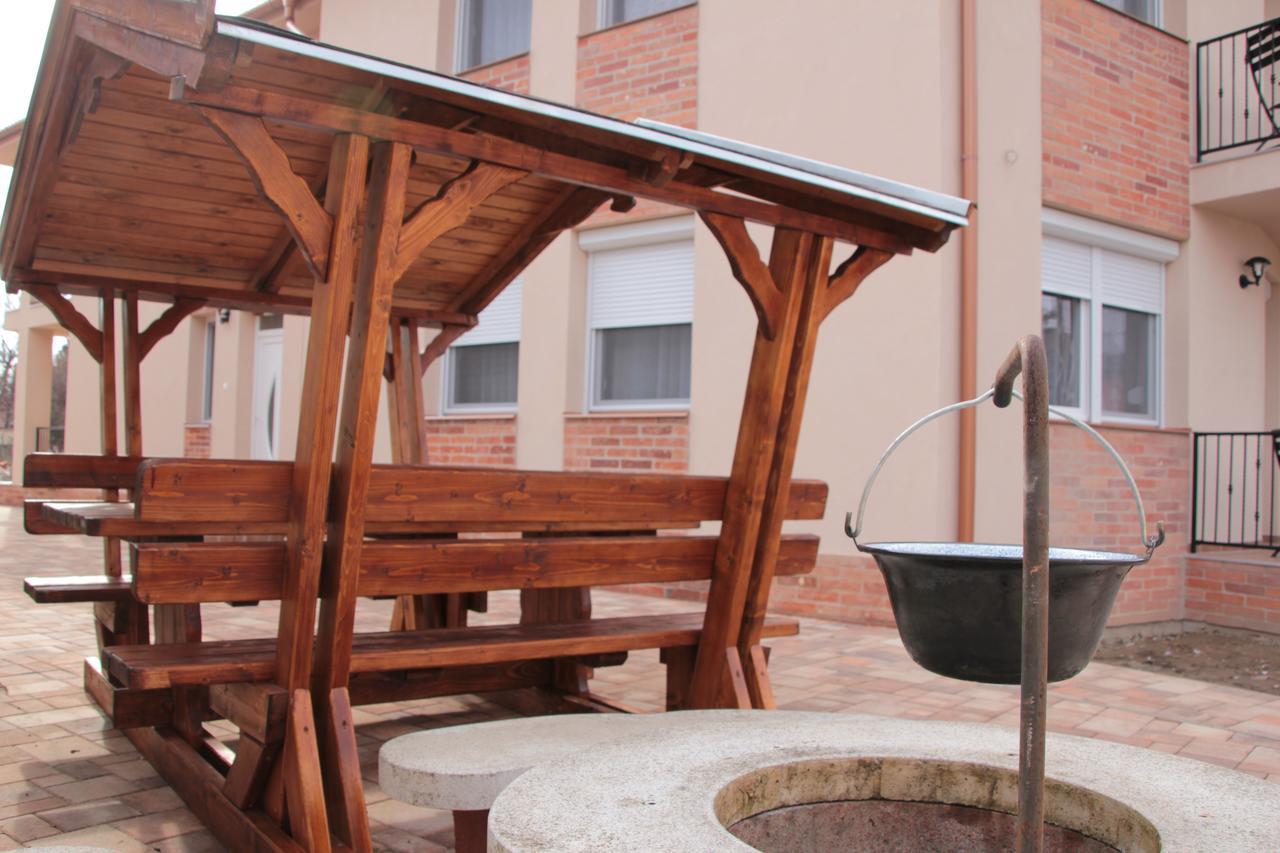 Imola Es Andrea Apartmanhaz 2 ハイデゥソボスロー エクステリア 写真