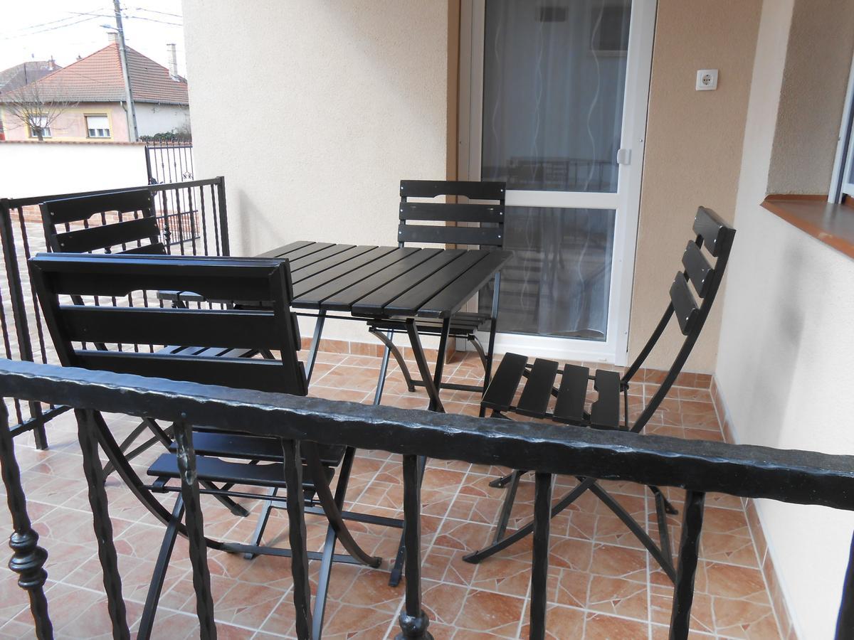 Imola Es Andrea Apartmanhaz 2 ハイデゥソボスロー エクステリア 写真