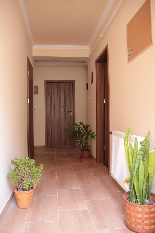 Imola Es Andrea Apartmanhaz 2 ハイデゥソボスロー エクステリア 写真