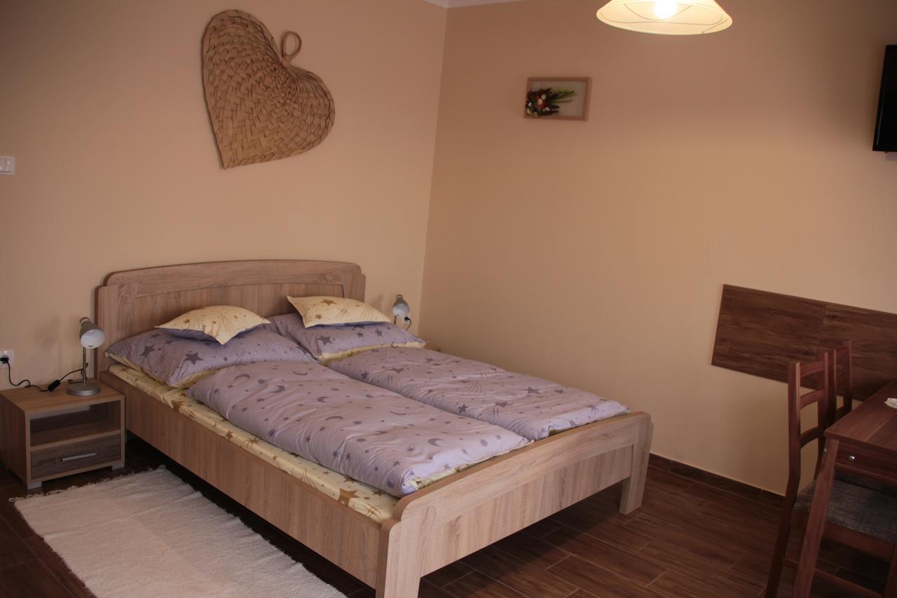 Imola Es Andrea Apartmanhaz 2 ハイデゥソボスロー エクステリア 写真