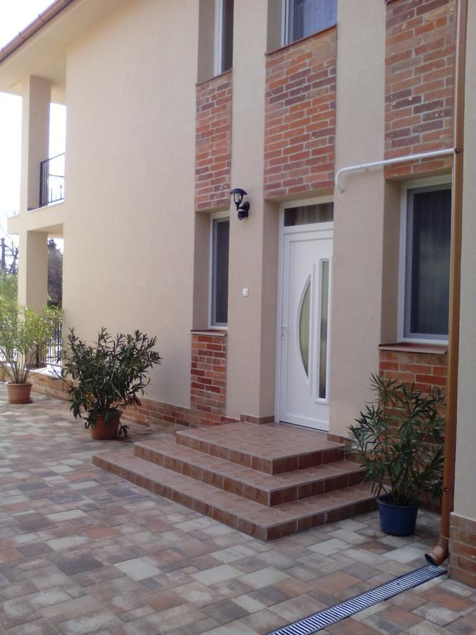 Imola Es Andrea Apartmanhaz 2 ハイデゥソボスロー エクステリア 写真