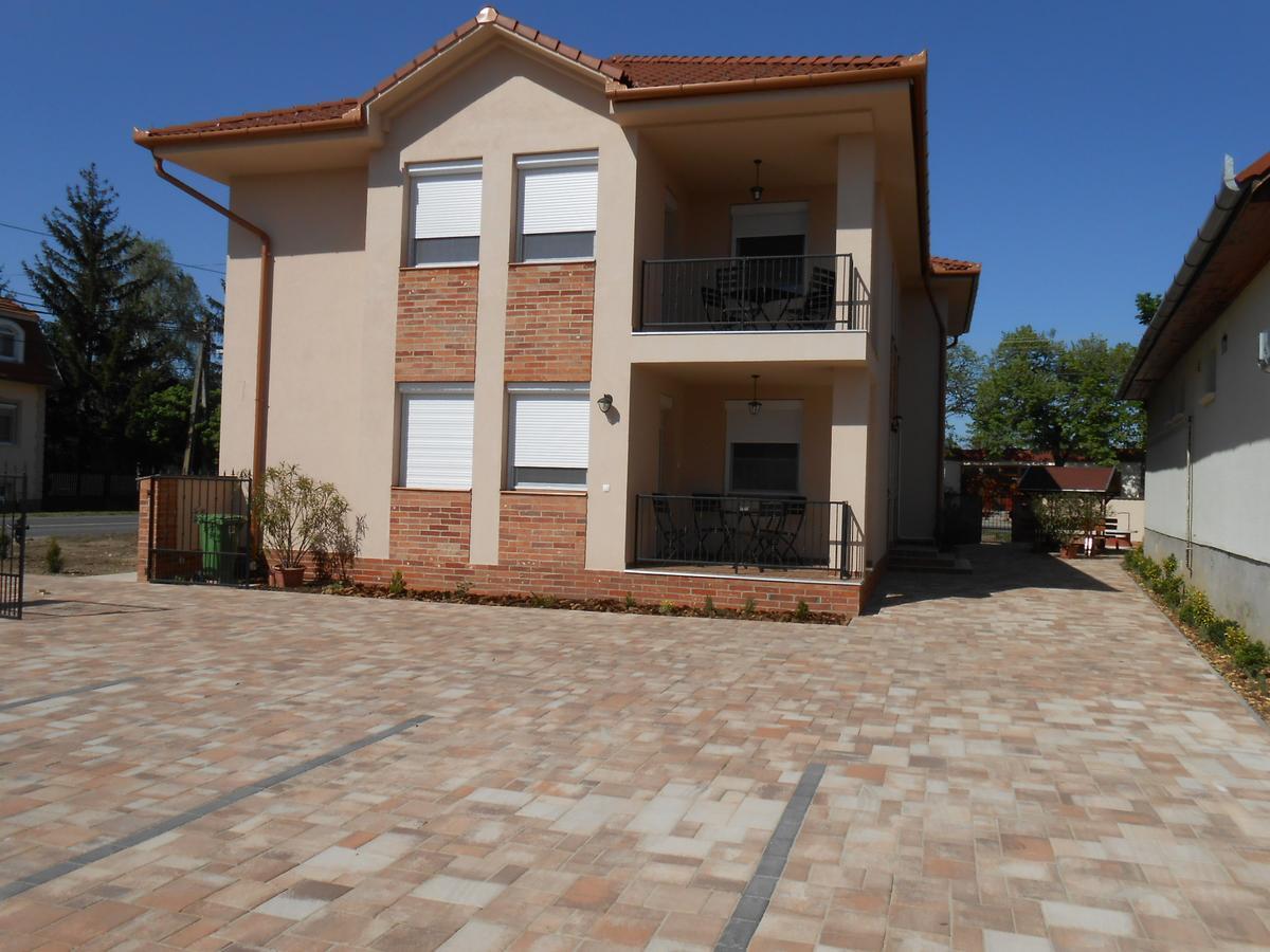 Imola Es Andrea Apartmanhaz 2 ハイデゥソボスロー エクステリア 写真