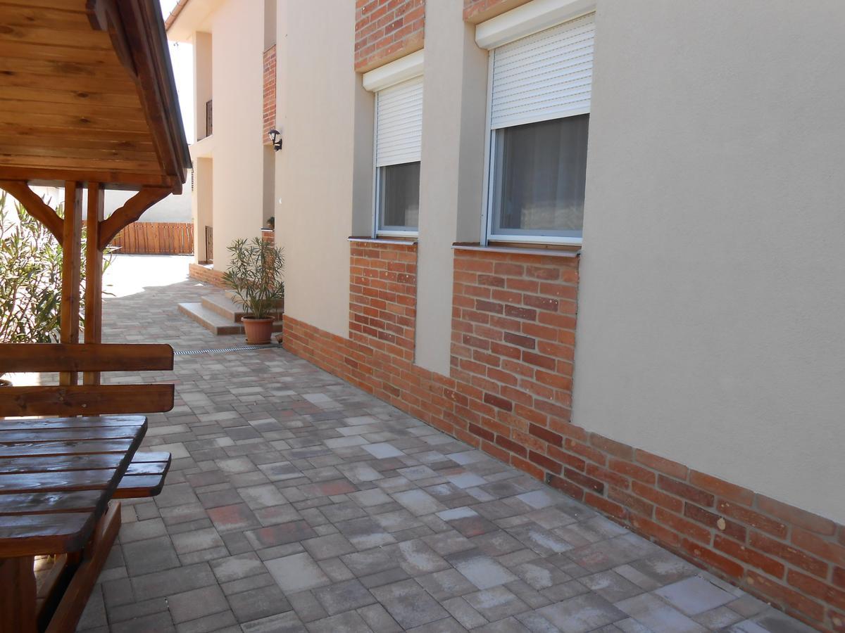 Imola Es Andrea Apartmanhaz 2 ハイデゥソボスロー エクステリア 写真