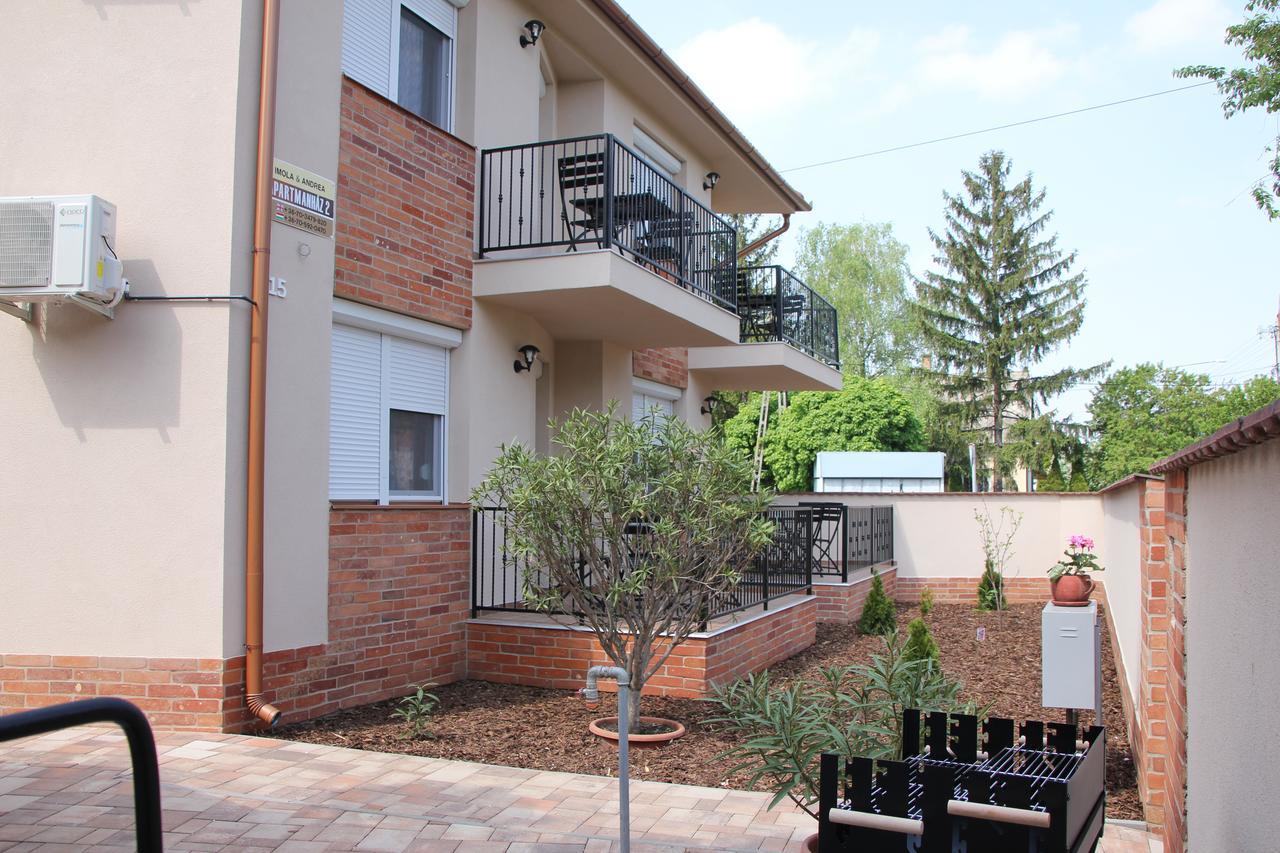 Imola Es Andrea Apartmanhaz 2 ハイデゥソボスロー エクステリア 写真