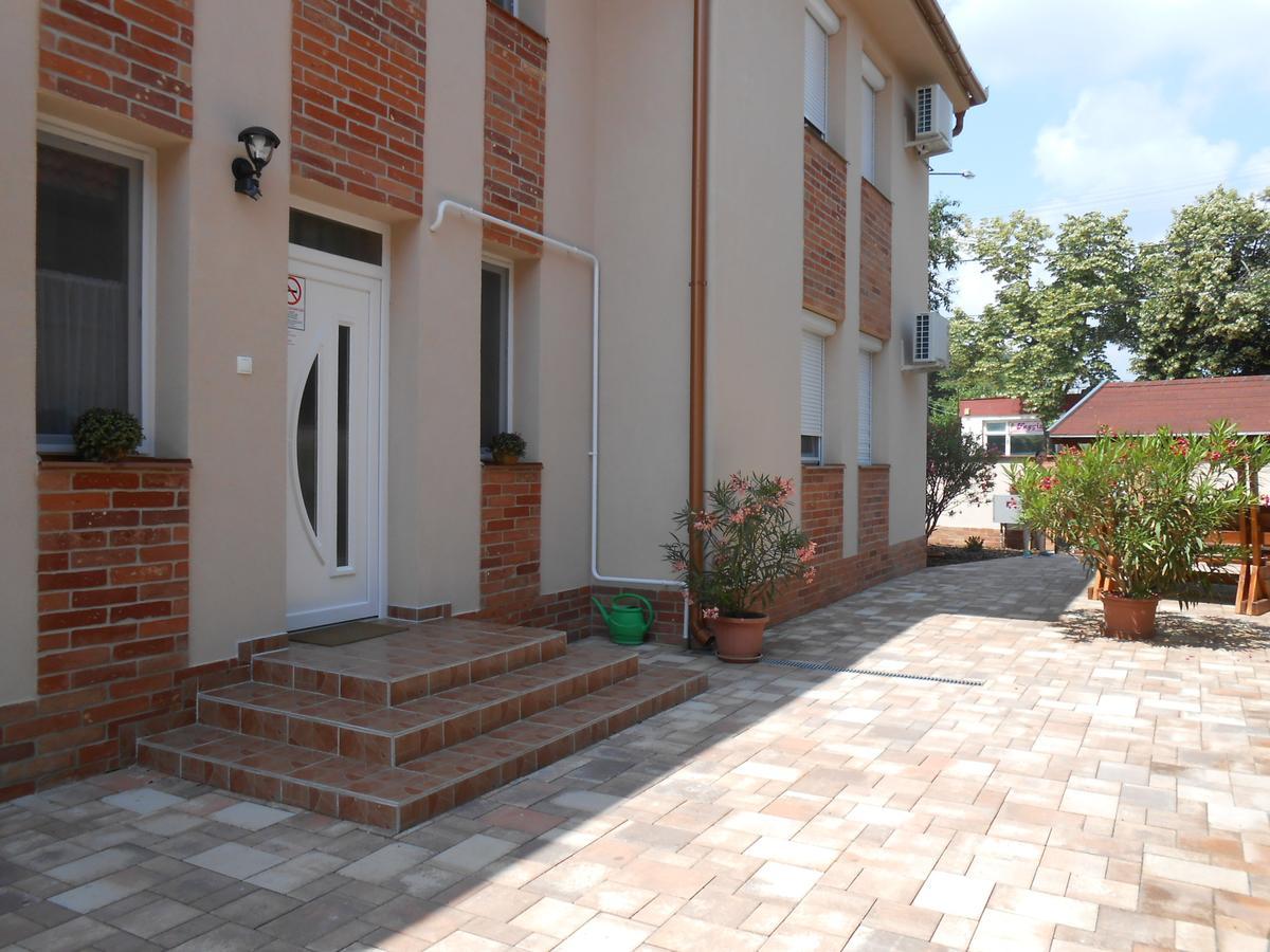 Imola Es Andrea Apartmanhaz 2 ハイデゥソボスロー エクステリア 写真