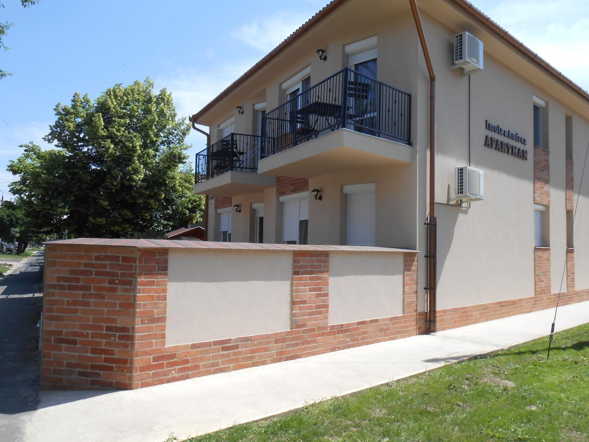 Imola Es Andrea Apartmanhaz 2 ハイデゥソボスロー エクステリア 写真